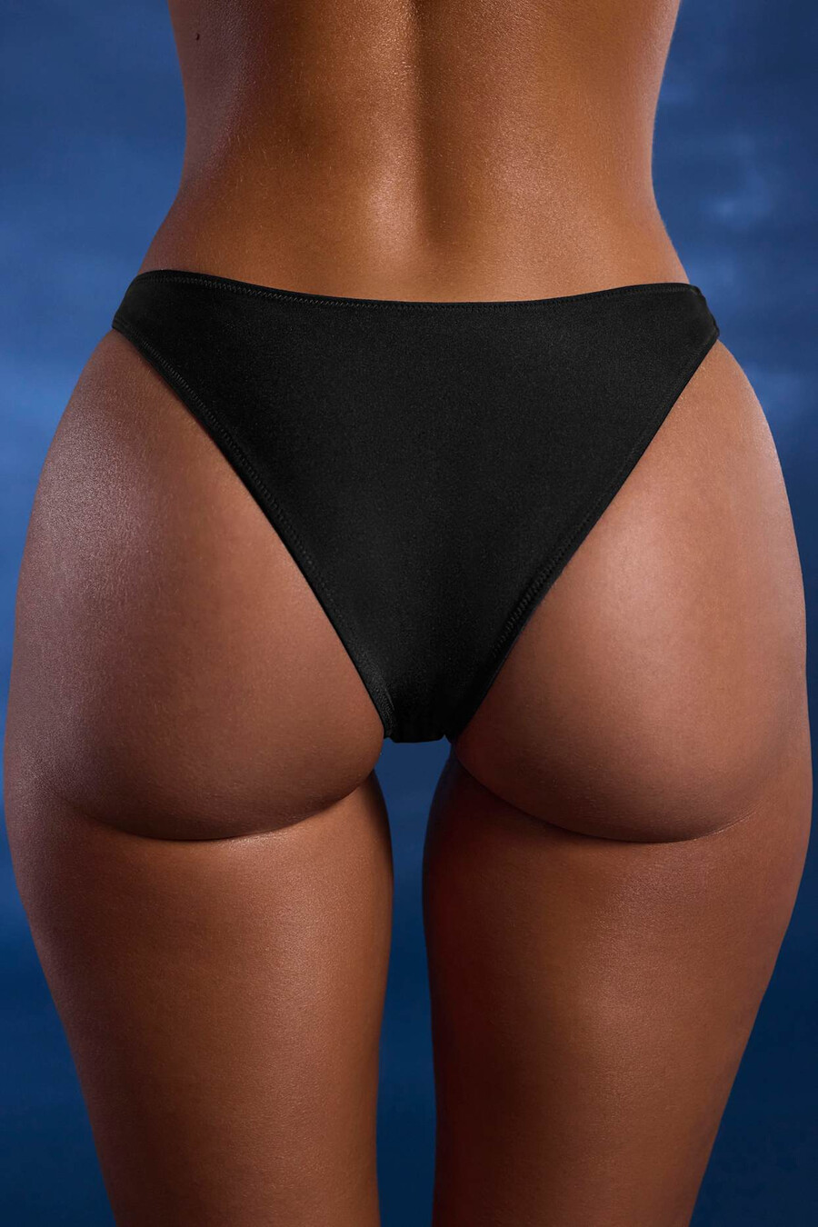 crni bikini donji dio s visokim nogavicama ukrašenim perlicama