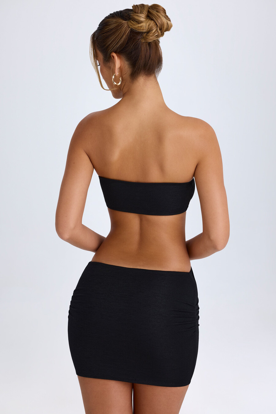 mini haljina s izrezom bandeau u crnoj boji