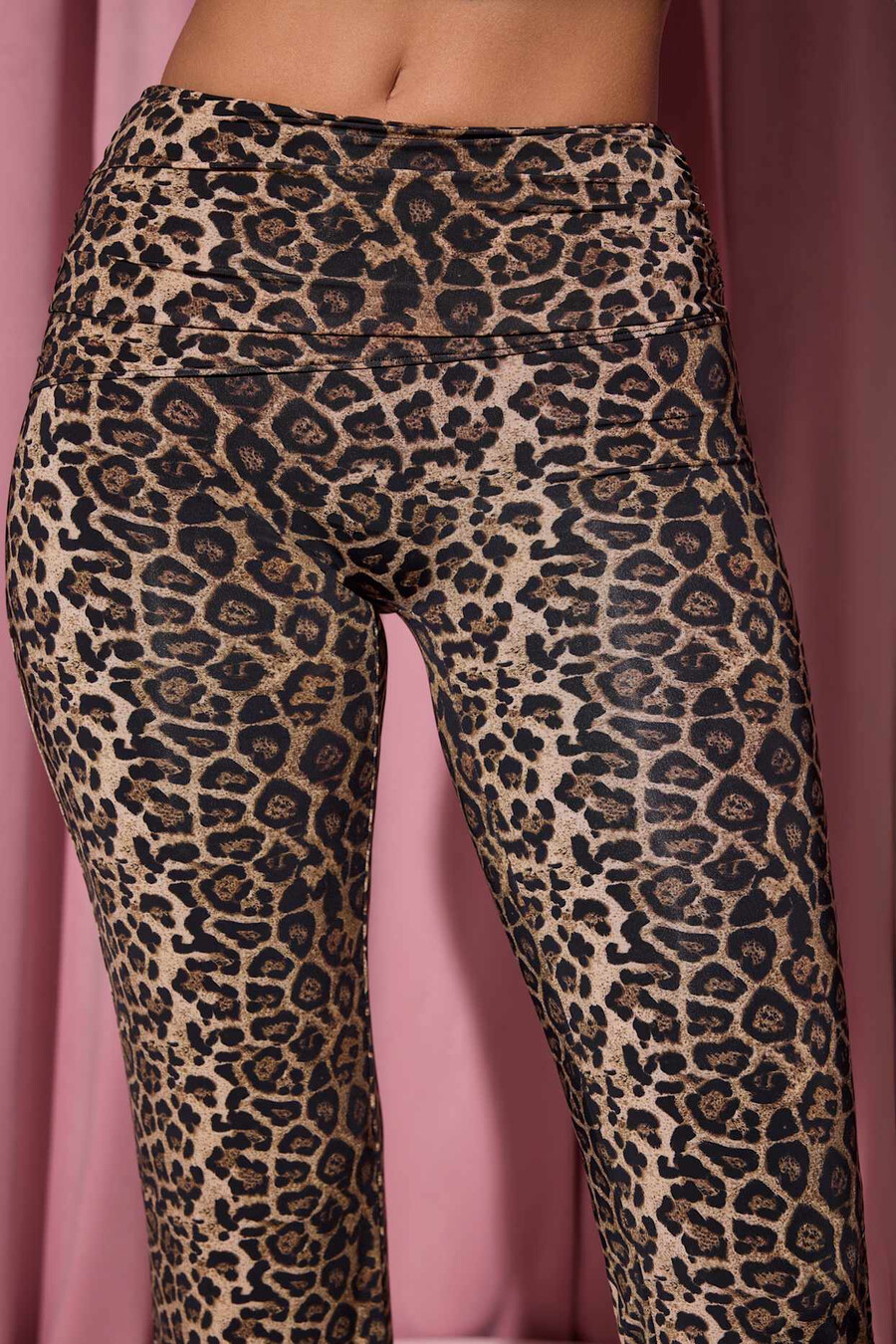 hlače ravnog kroja srednjeg struka s leopard printom