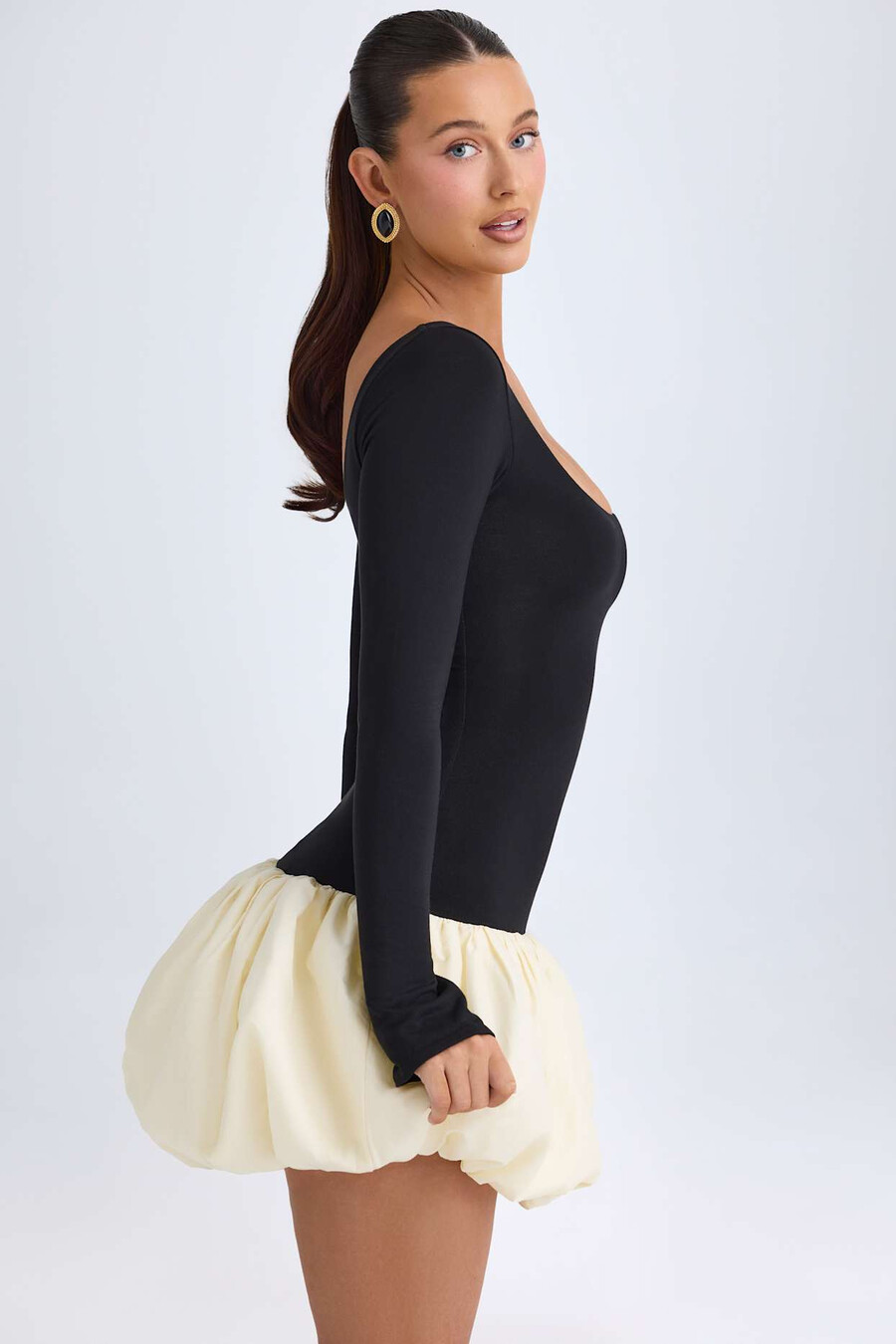 mini haljina s okruglim izrezom spuštenim strukom i mjehurićastim rubom u boji vanilije