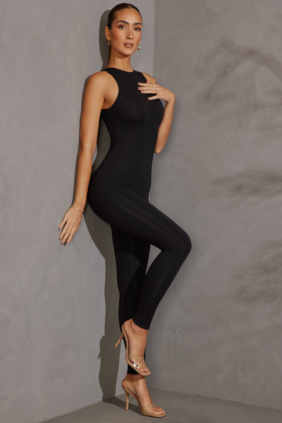 kombinezon s trkačkim izrezom u crnoj boji