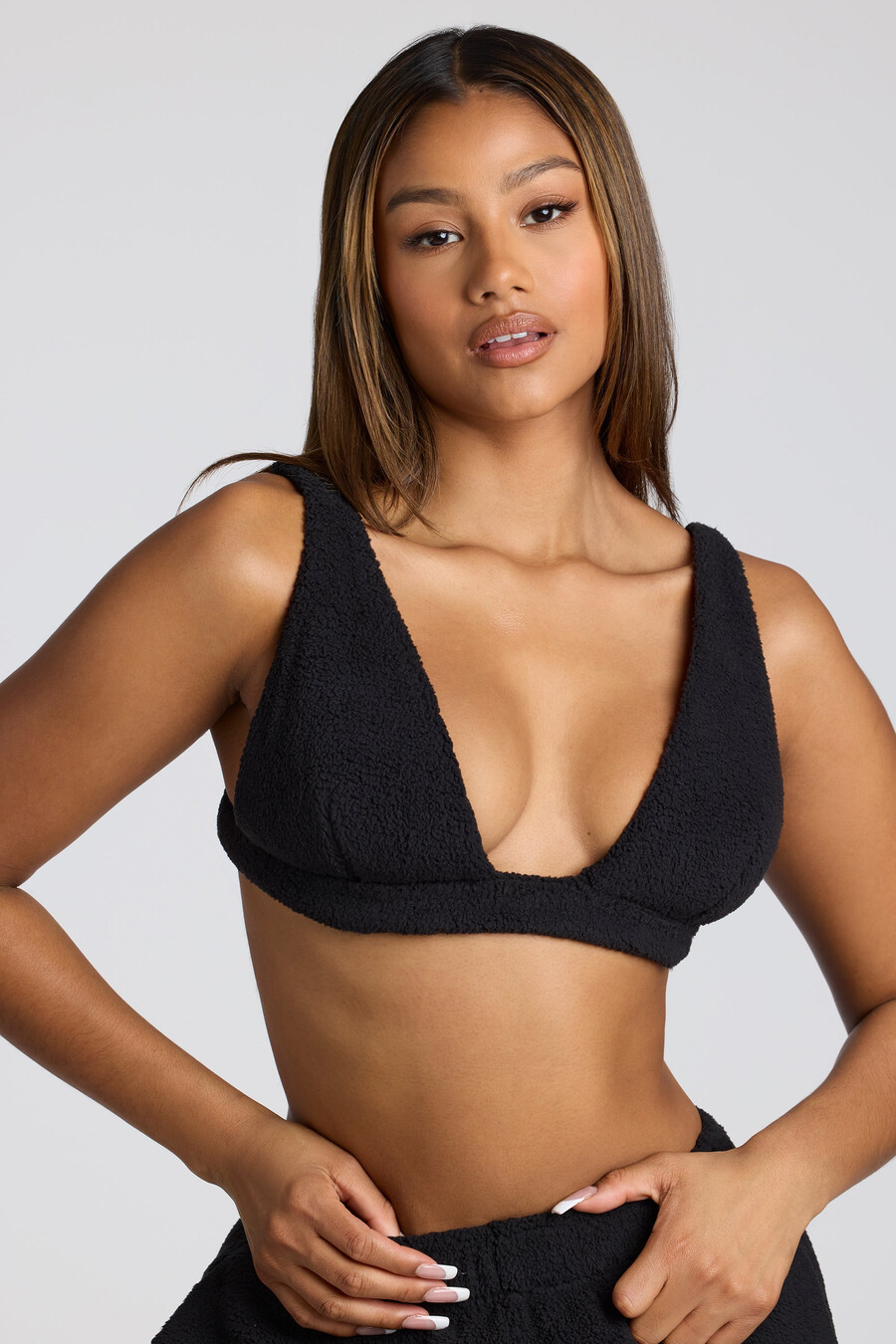 flis bralette s v izrezom u crnoj boji
