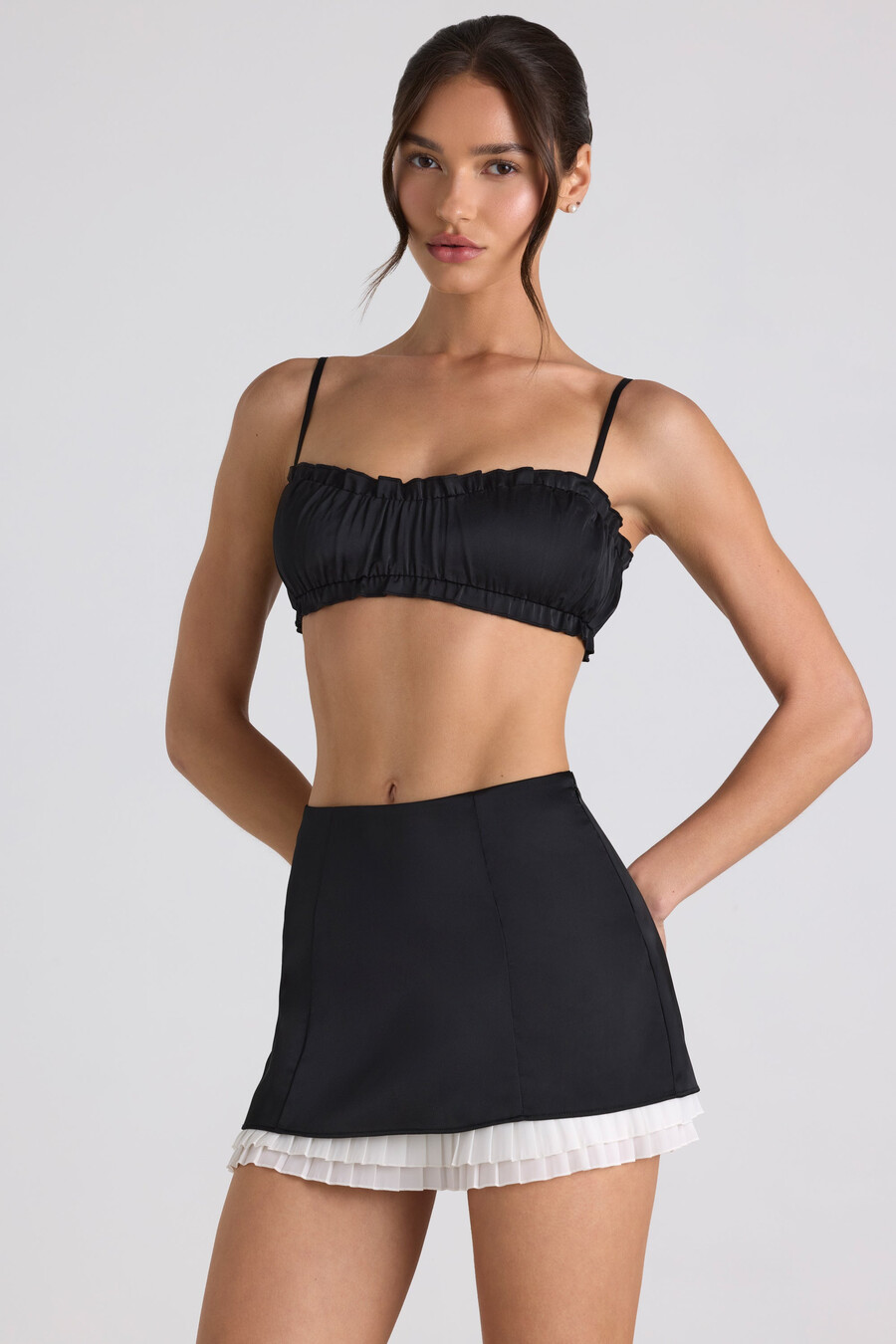 crni slojeviti mini suknji srednjeg struka