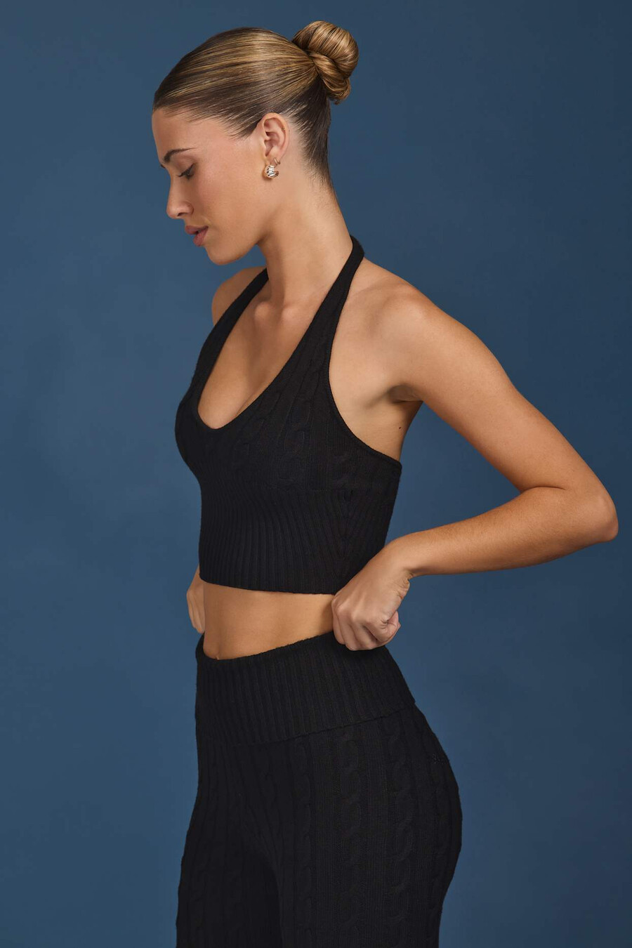 crop top s pletenim ovratnikom u crnoj boji