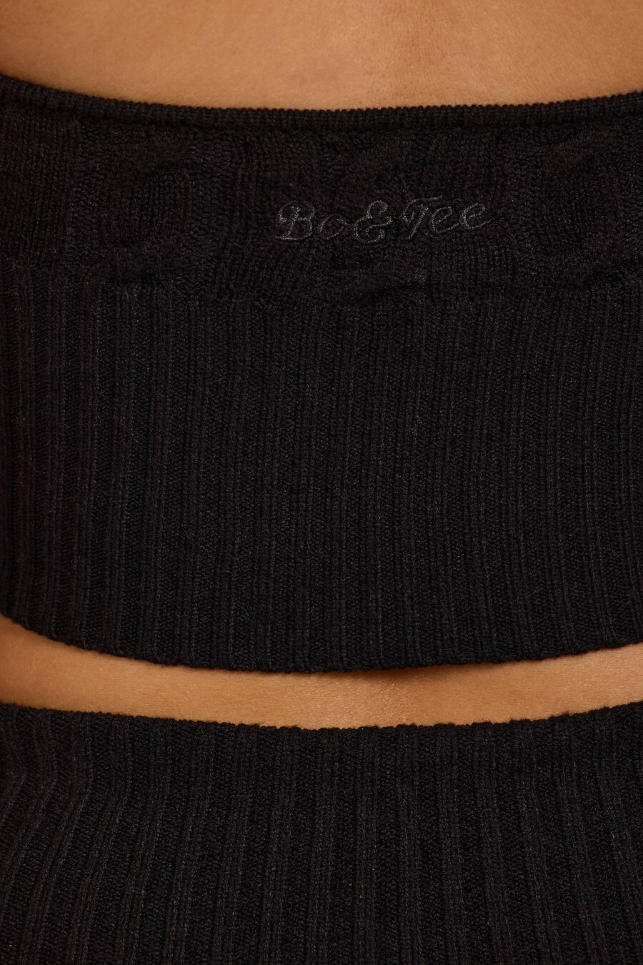 crop top s pletenim ovratnikom u crnoj boji