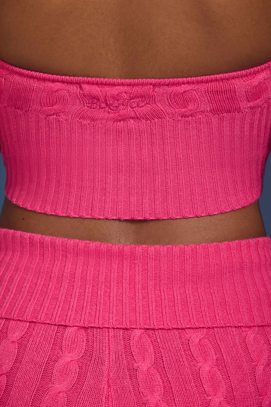 crop top s pletenim ovratnikom u jarko ružičastoj boji