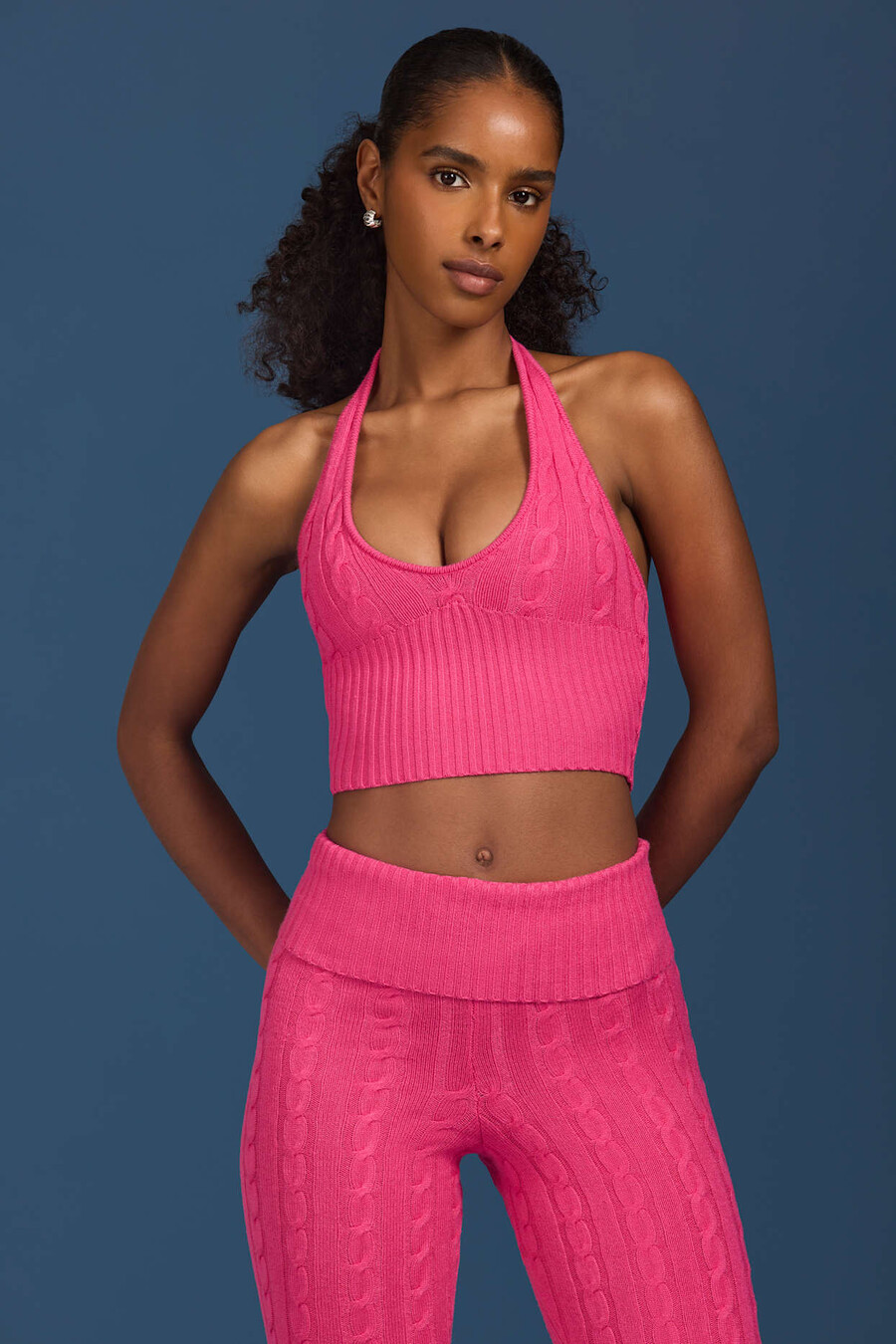 crop top s pletenim ovratnikom u jarko ružičastoj boji