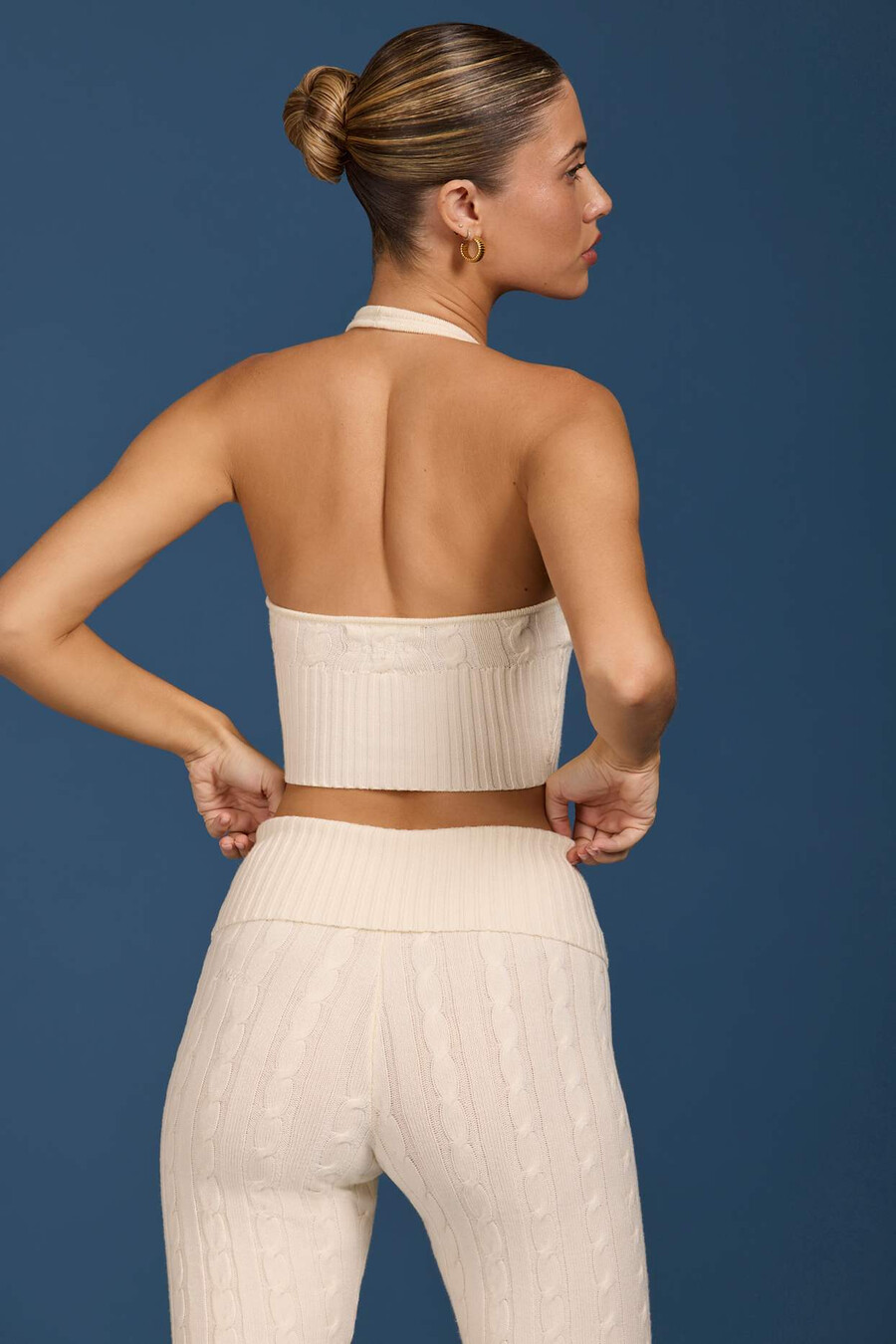 crop top s pletenim ovratnikom u krem boji