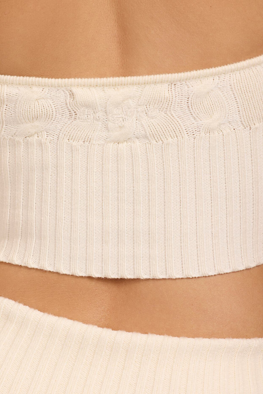 crop top s pletenim ovratnikom u krem boji