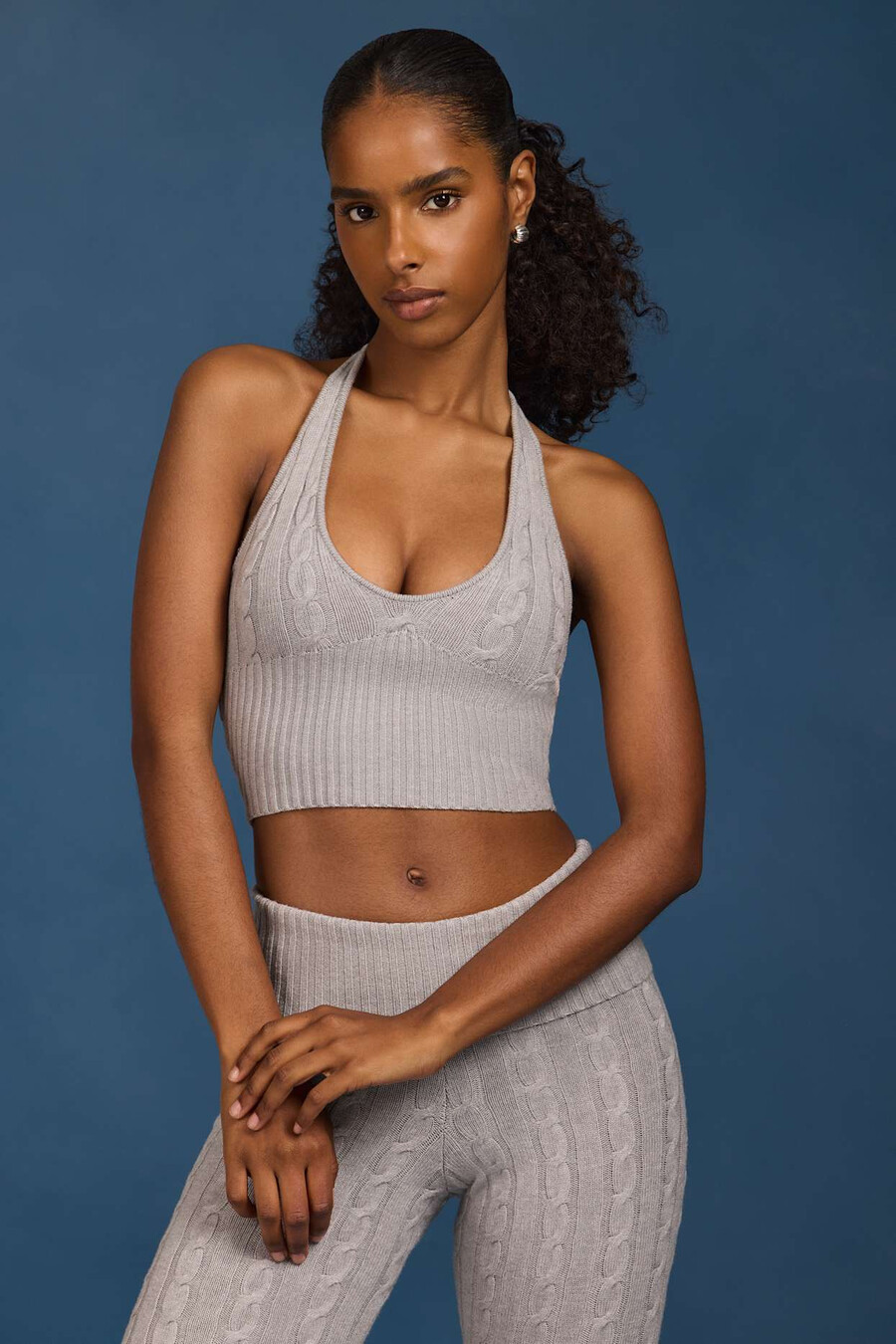 crop top s pletenim ovratnikom i halternetom u sivoj melan boji