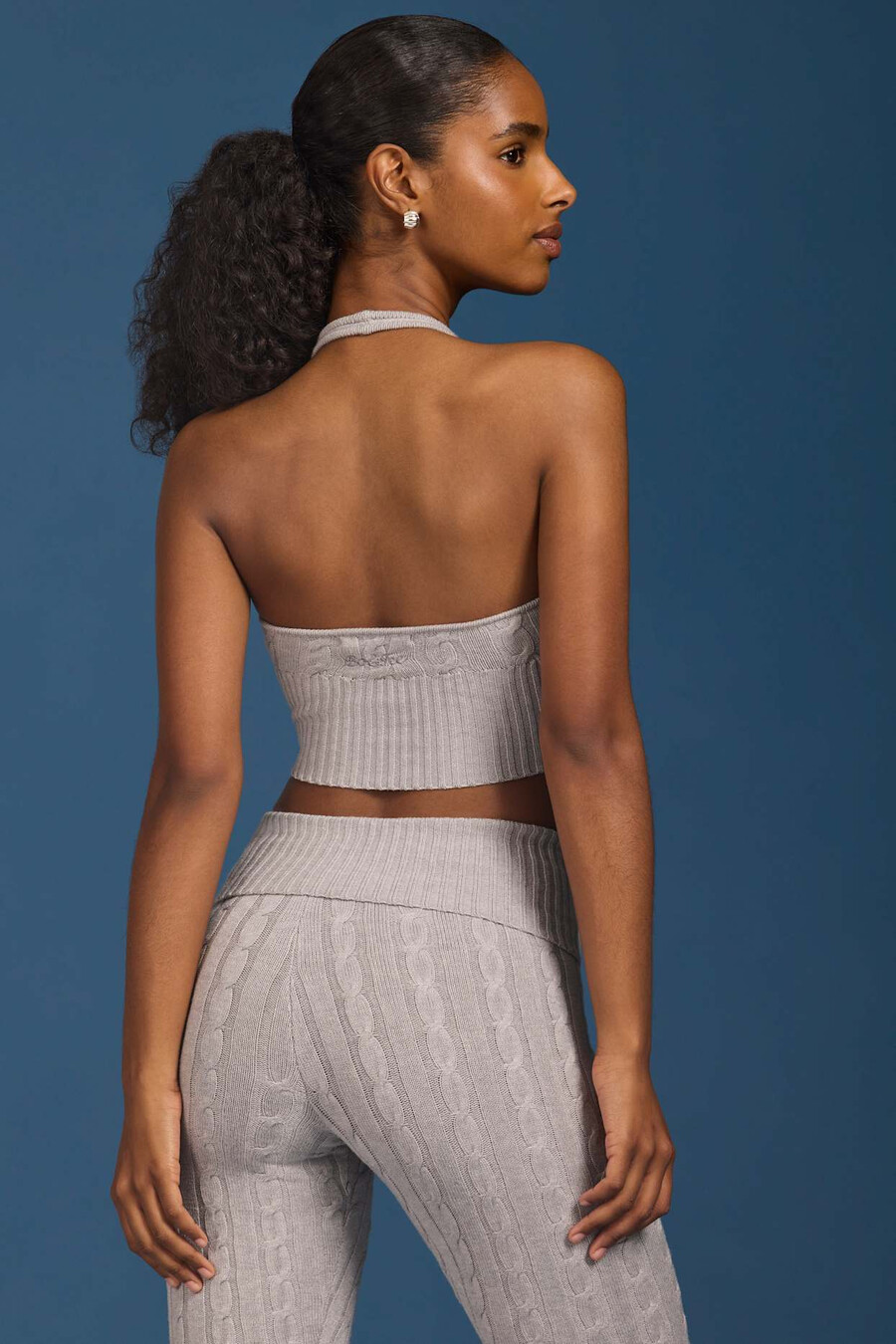 crop top s pletenim ovratnikom i halternetom u sivoj melan boji