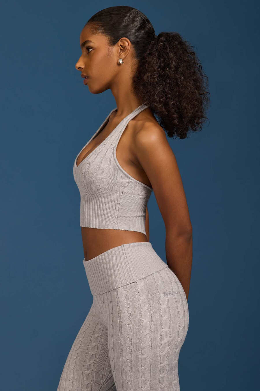 crop top s pletenim ovratnikom i halternetom u sivoj melan boji