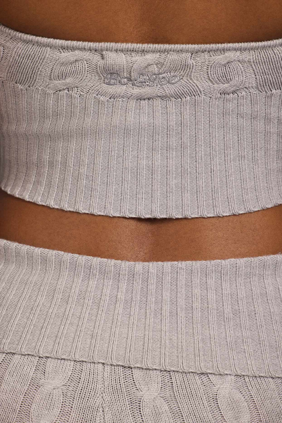 crop top s pletenim ovratnikom i halternetom u sivoj melan boji