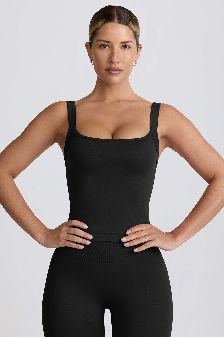 super sculpt bešavni dugi top bez rukava u crnoj boji