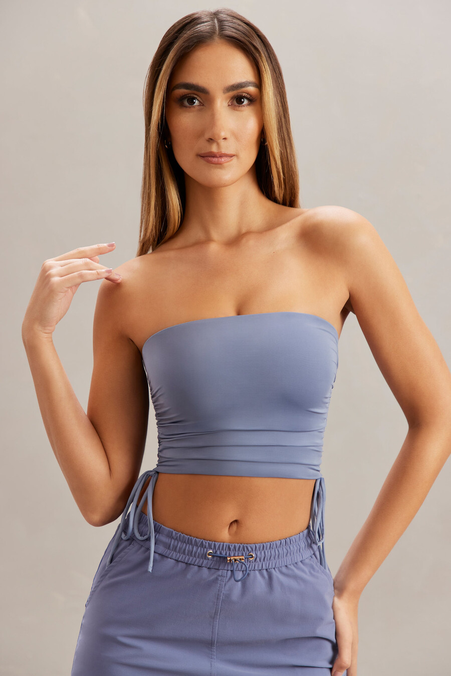 crop top s naborima i bandeau u plavoj boji