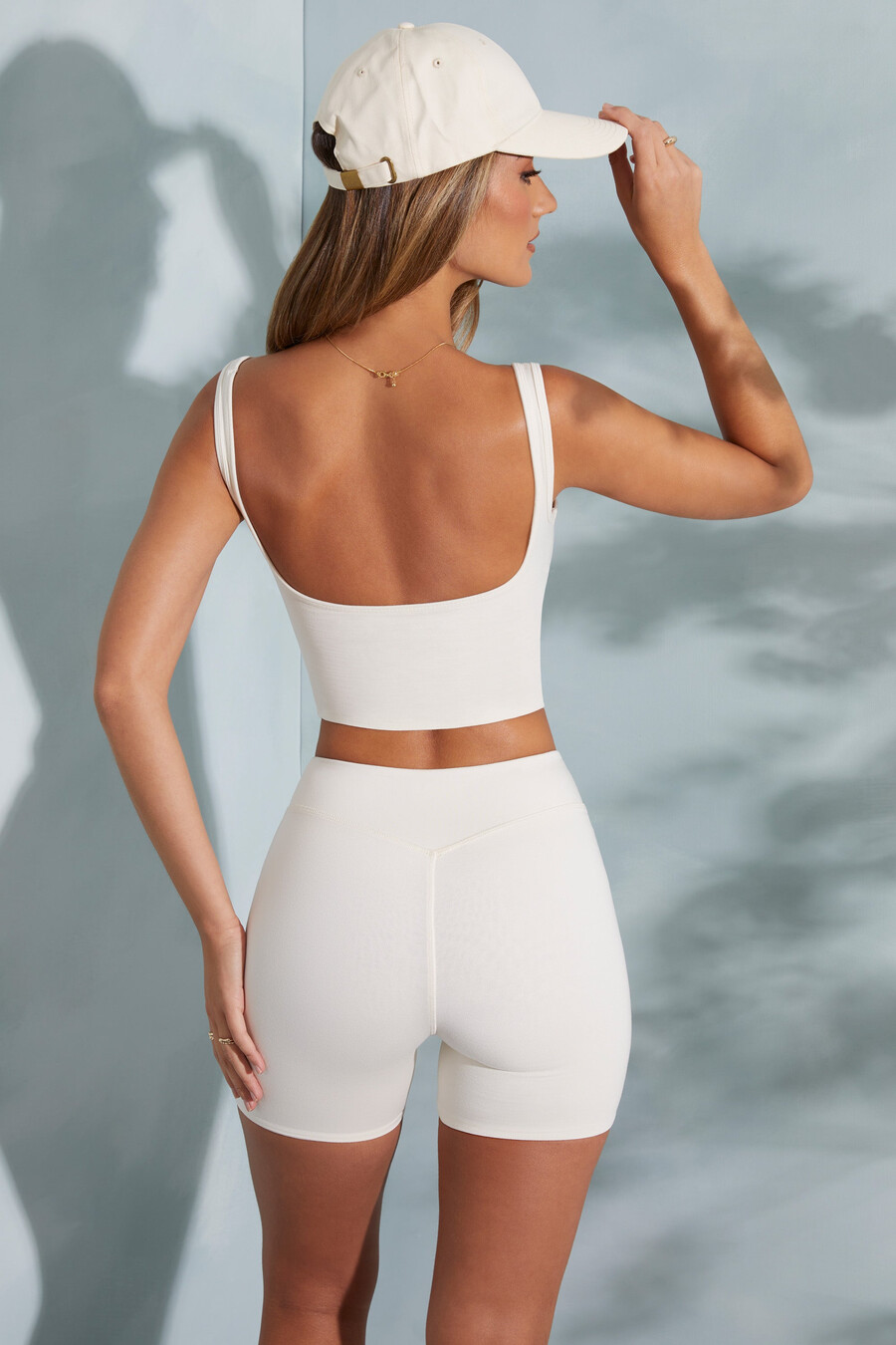 crop top s izrezom u srcolikoj boji
