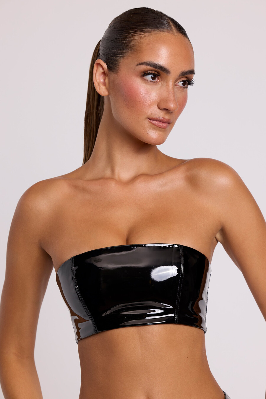 vinilni bandeau bralet u crnoj boji