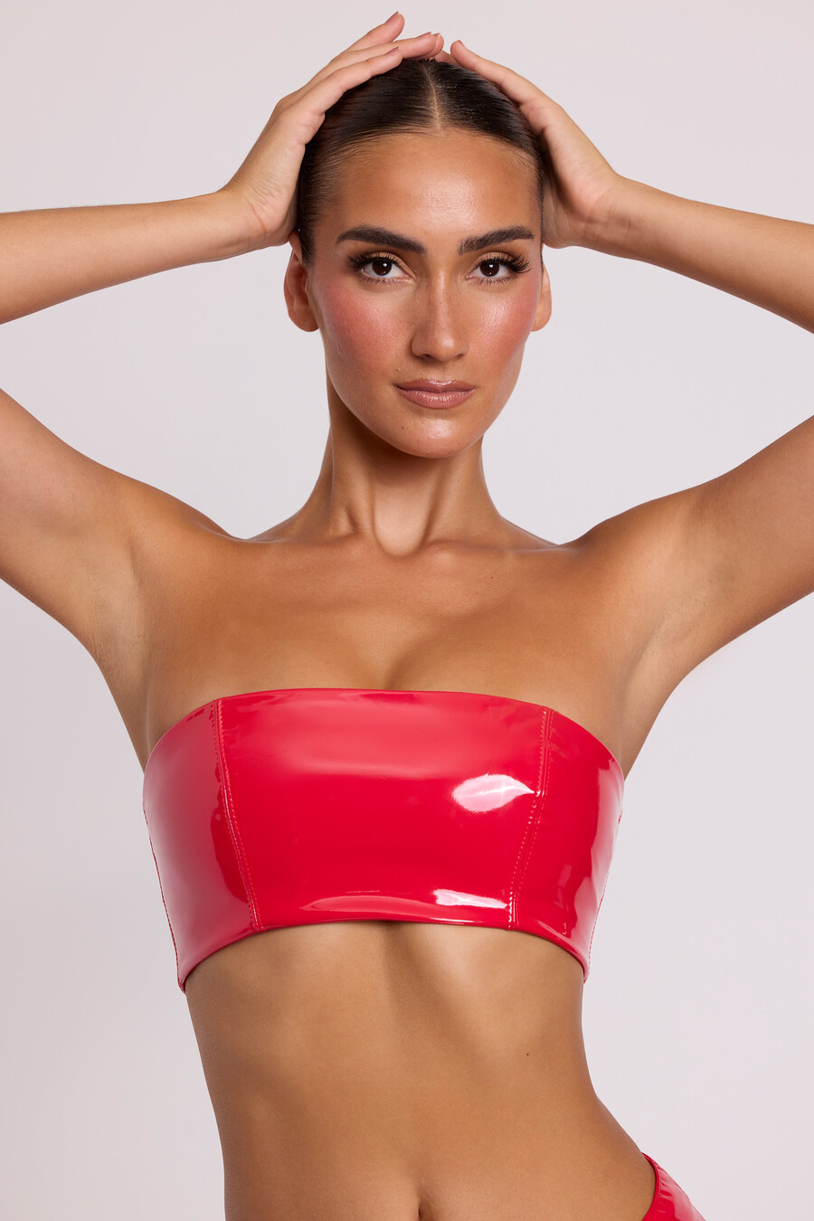 vinilni bandeau bralet u vatreno crvenoj boji
