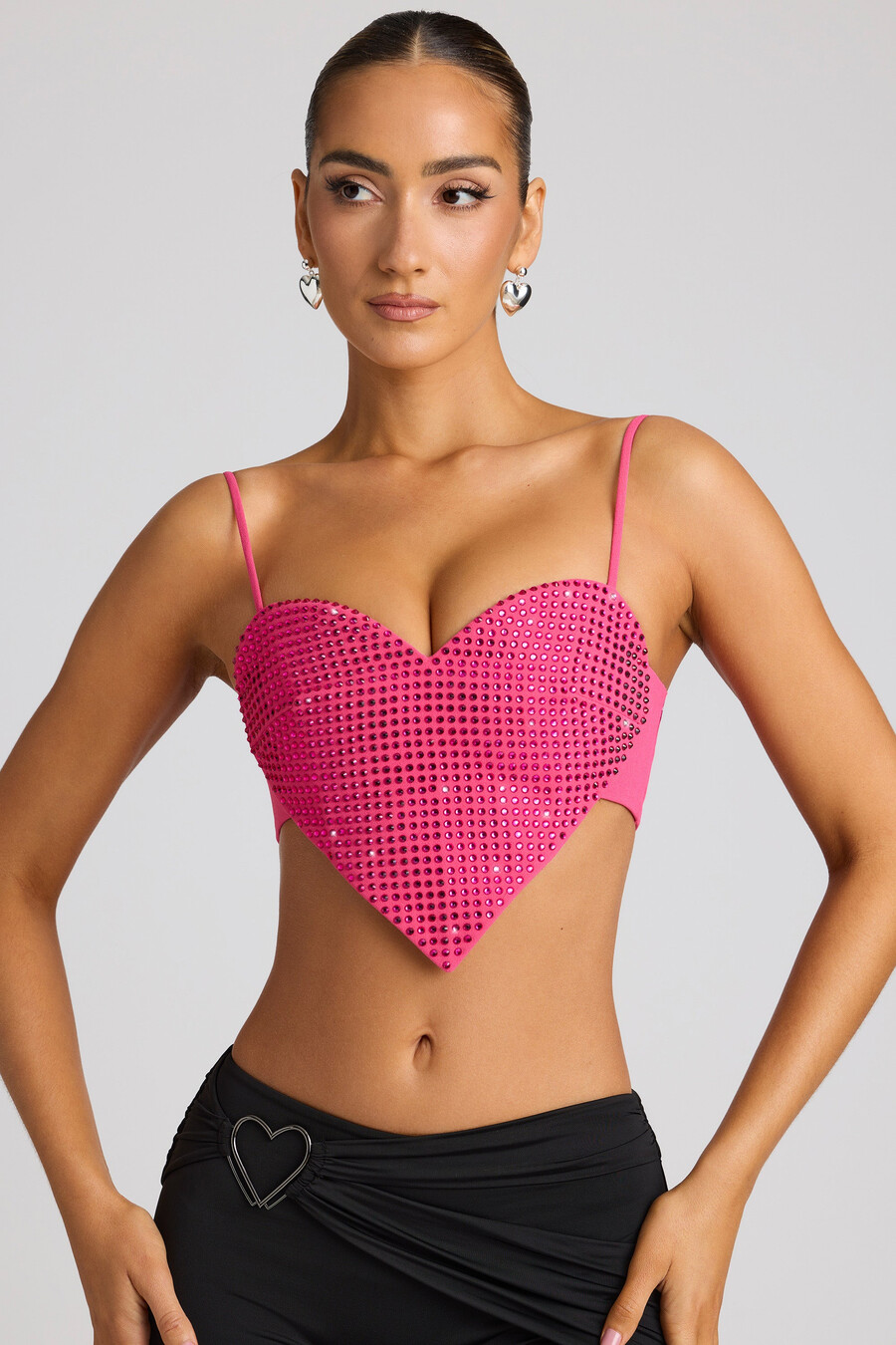 ukrašeni kratki top s detaljem srca u magenta boji