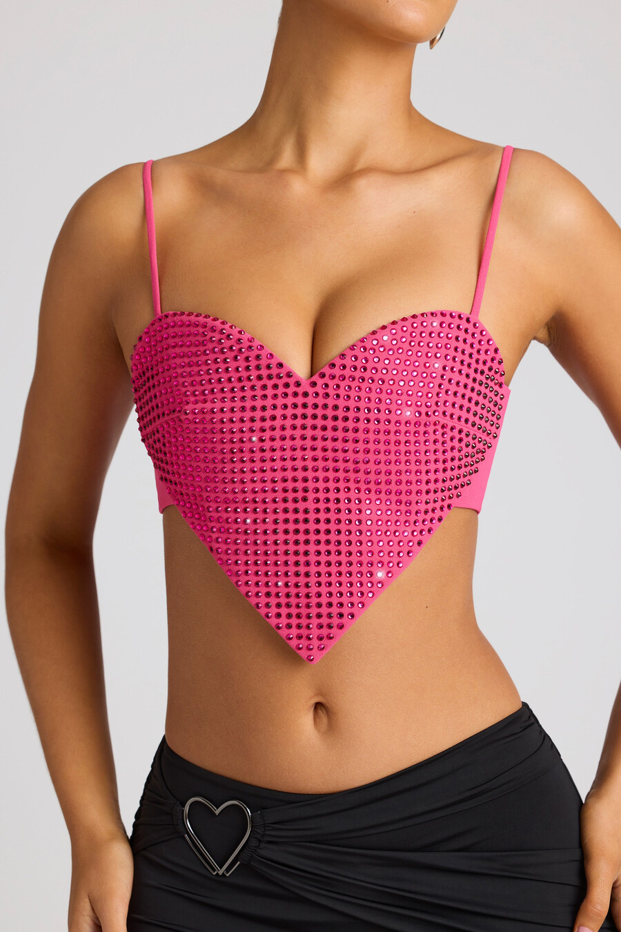 ukrašeni kratki top s detaljem srca u magenta boji