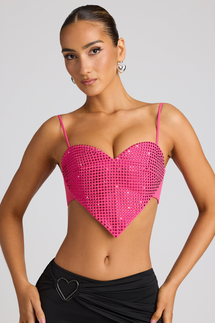 ukrašeni kratki top s detaljem srca u magenta boji