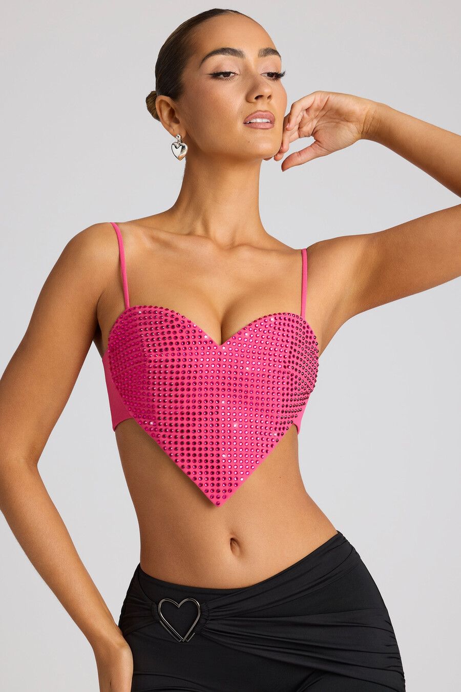ukrašeni kratki top s detaljem srca u magenta boji