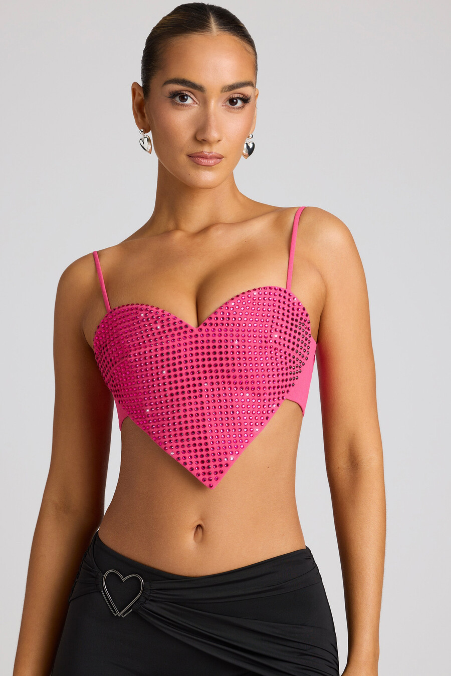 ukrašeni kratki top s detaljem srca u magenta boji