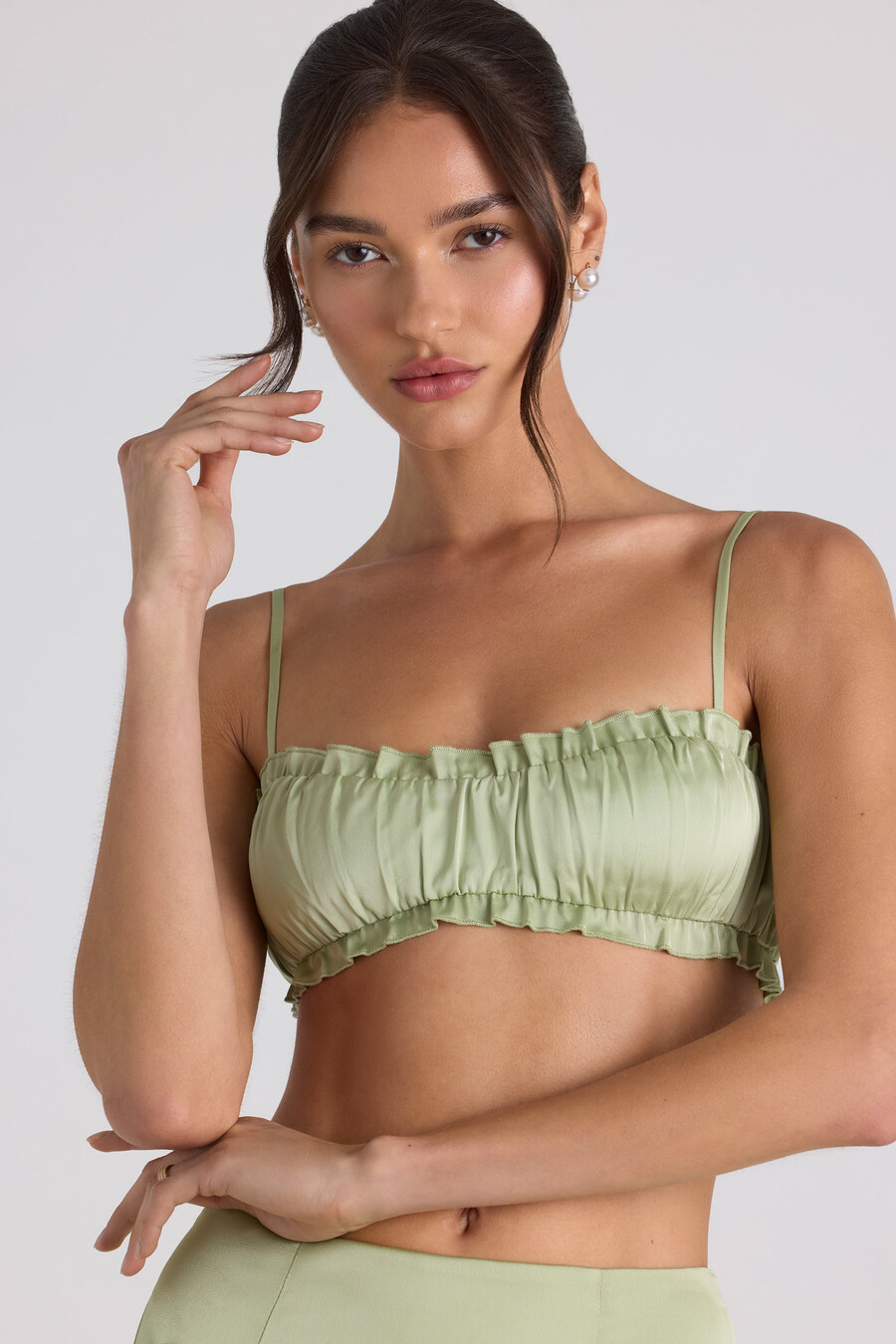 crop top s volanima i krojem u proljetno zelenoj boji