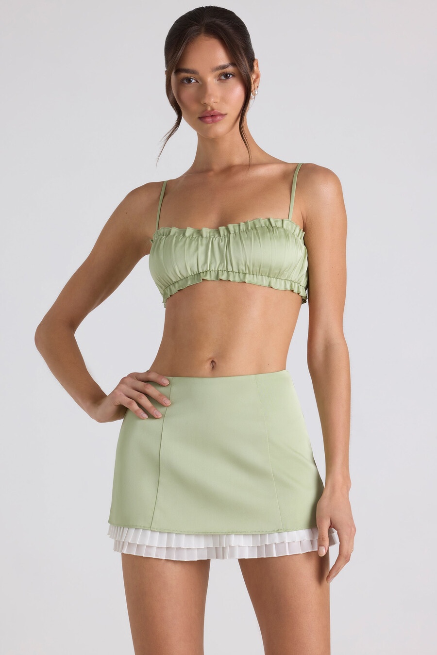 crop top s volanima i krojem u proljetno zelenoj boji