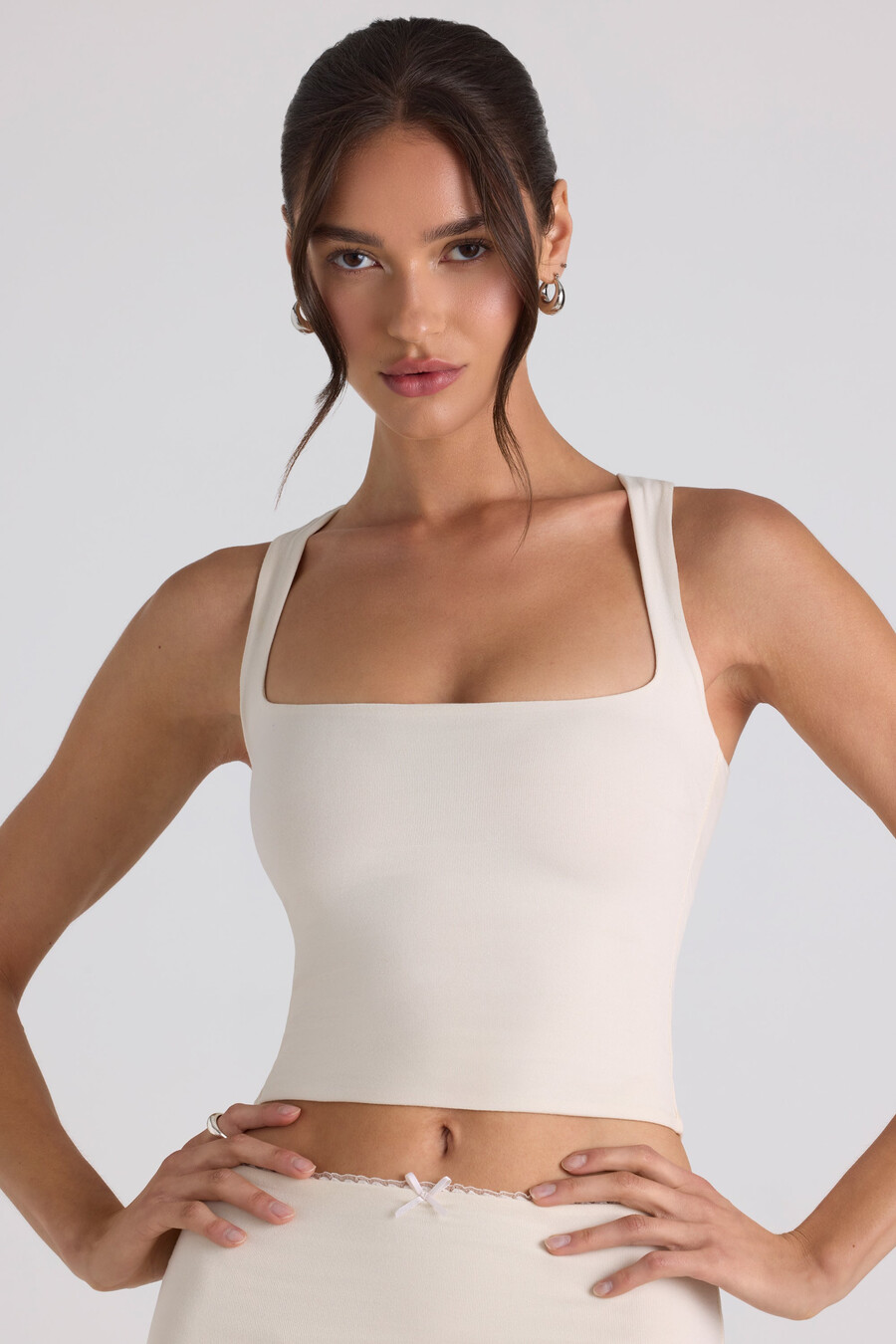 crop top od modala s mašnom u boji slonovače