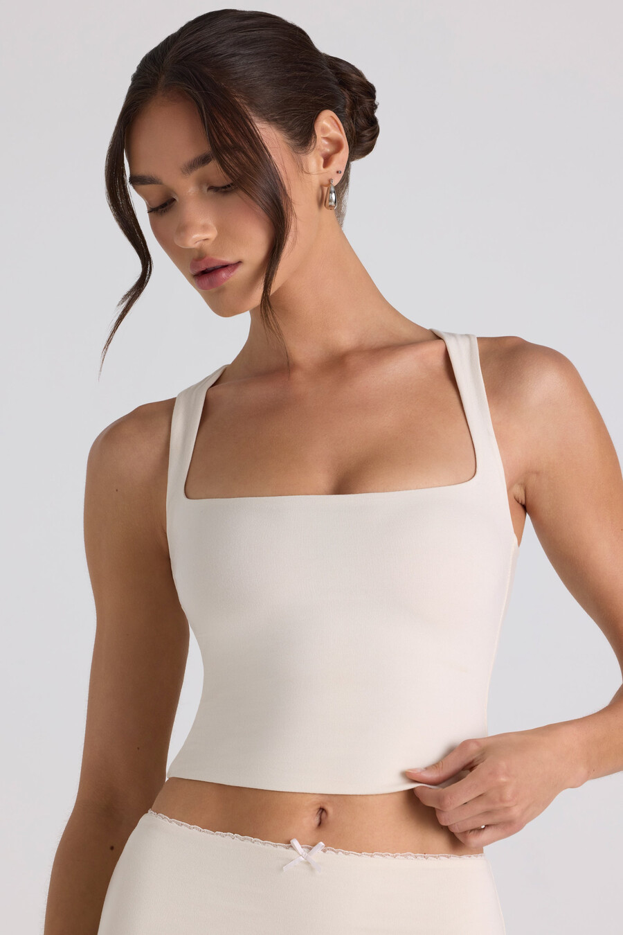 crop top od modala s mašnom u boji slonovače