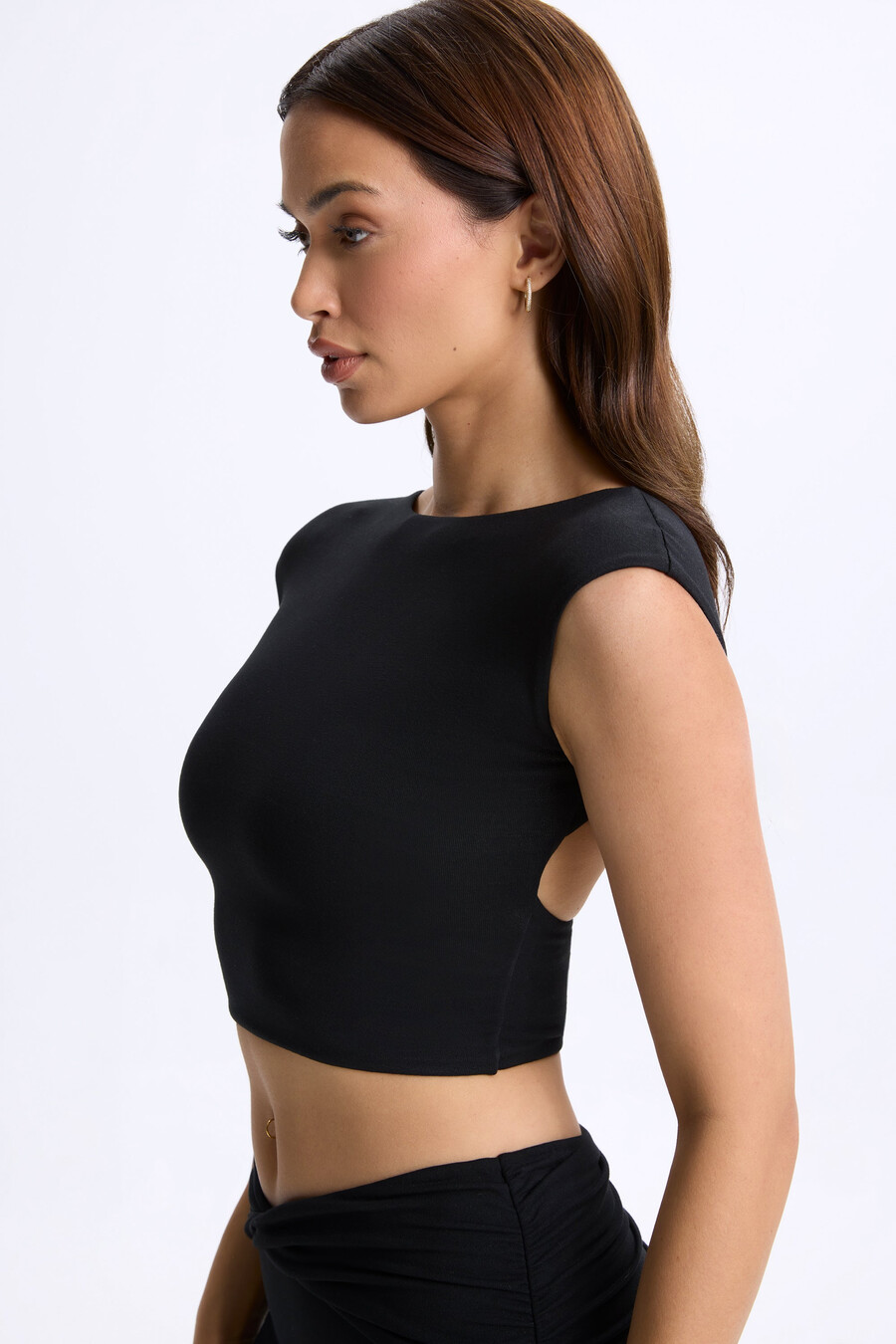 crop top s kratkim rukavima i otvorenim leđima u crnoj boji