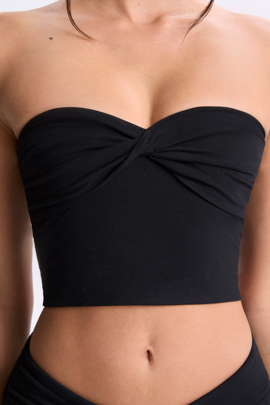 crni bandeau top s okretnim prednjim dijelom