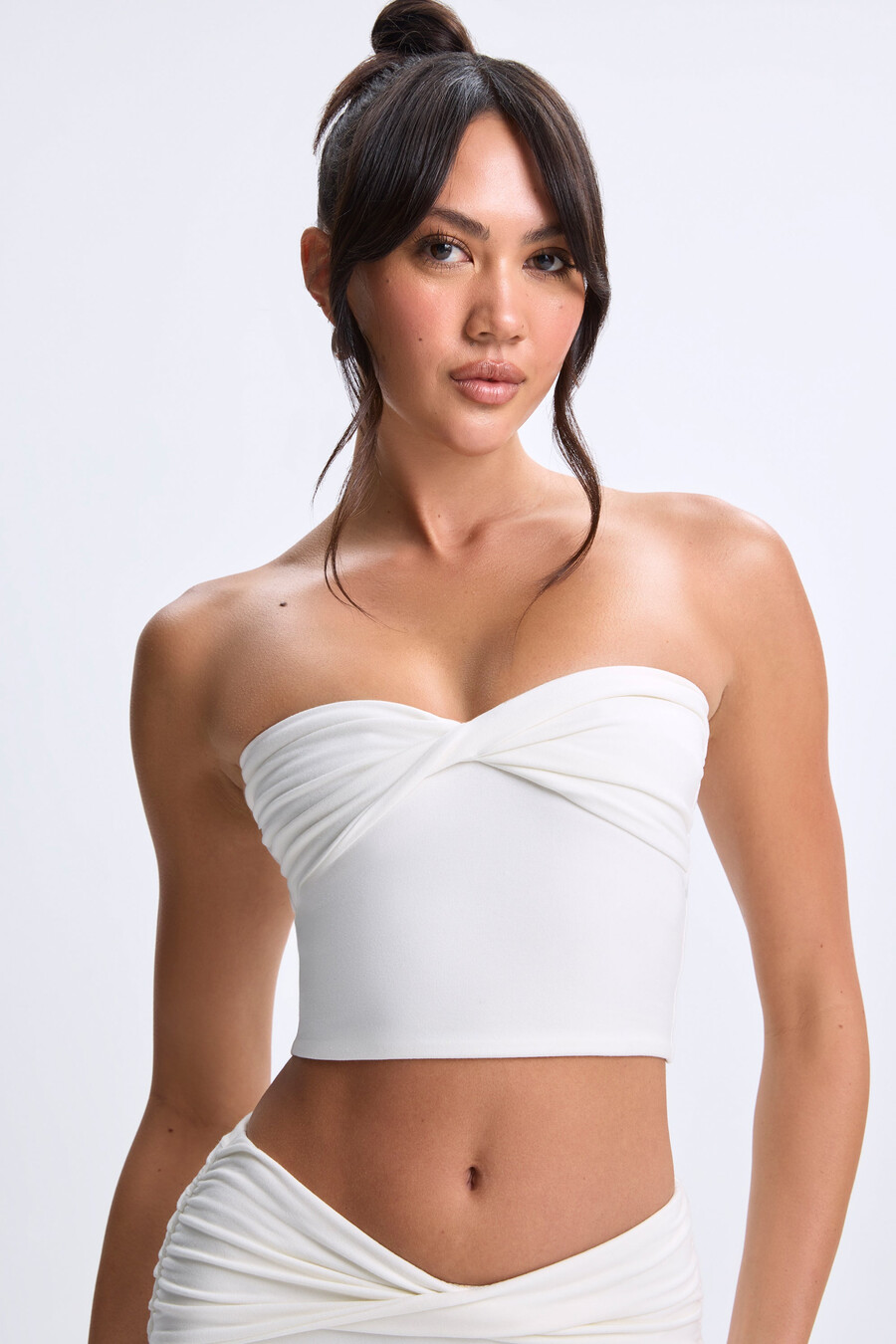 bijeli bandeau top s okretnim prednjim dijelom