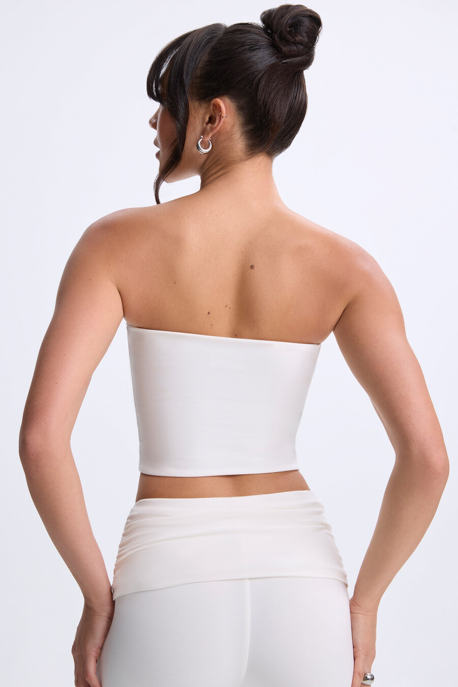 bijeli bandeau top s okretnim prednjim dijelom