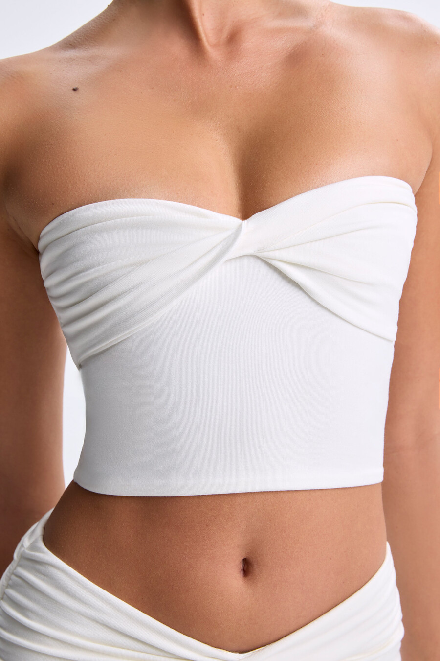 bijeli bandeau top s okretnim prednjim dijelom