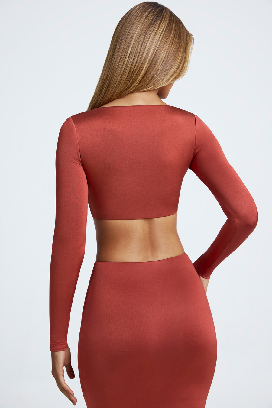 crop top u smeđoj boji s detaljima od hardvera