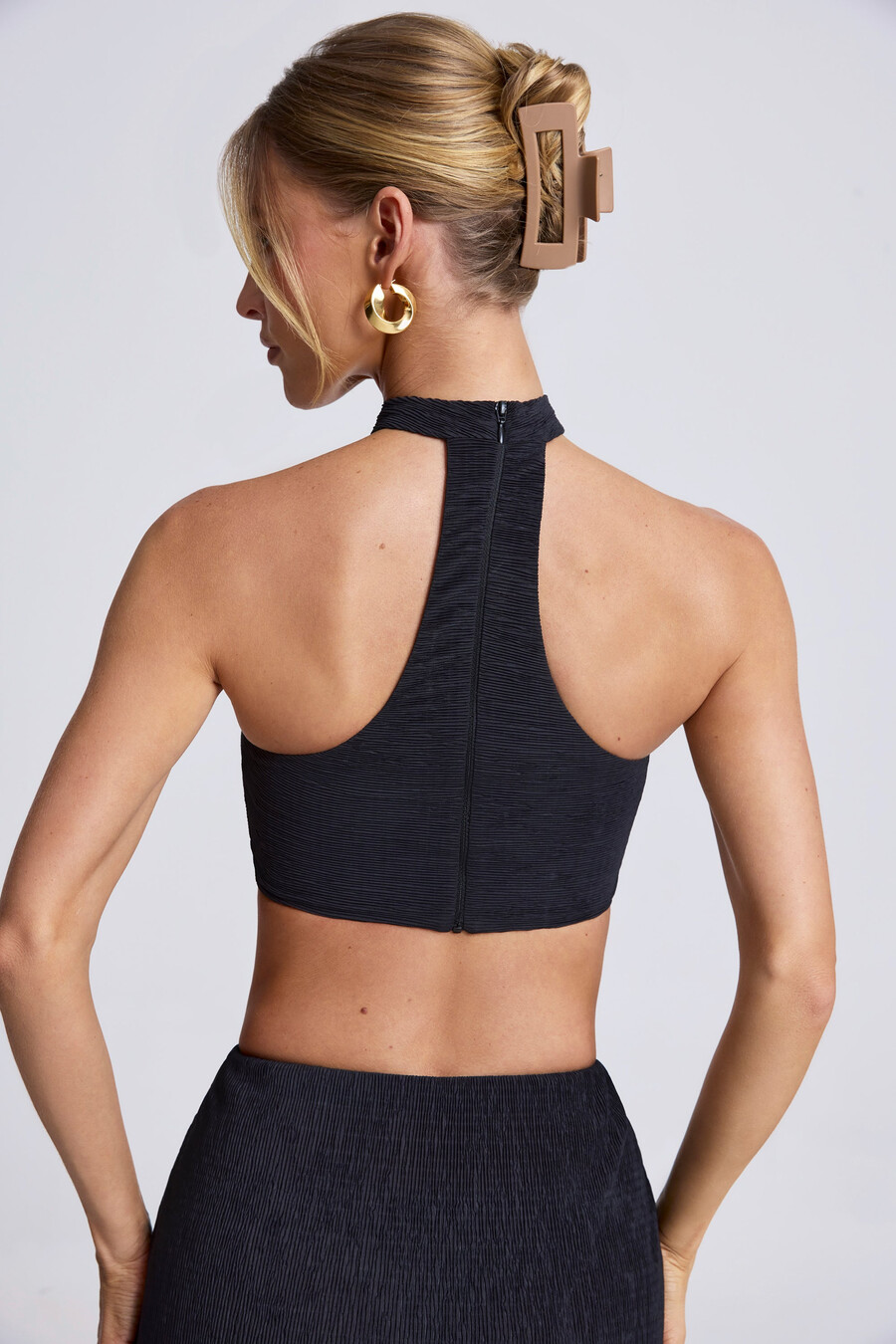 crop top s detaljima od hardvera u crnoj boji