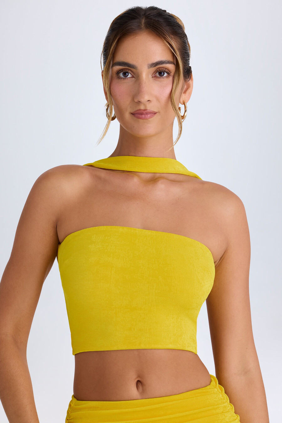 top bandeau s ogrlicom i detaljem u boji buttercupa