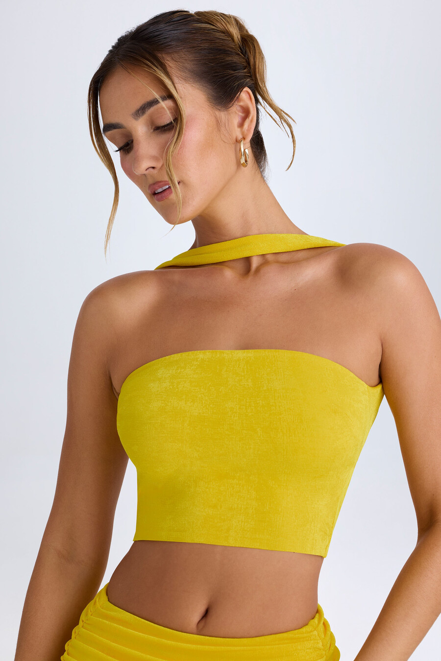 top bandeau s ogrlicom i detaljem u boji buttercupa