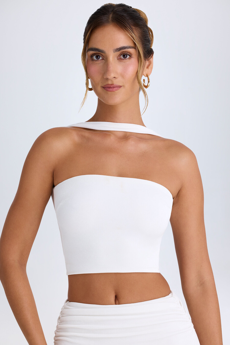 bijeli bandeau top s choker detaljem