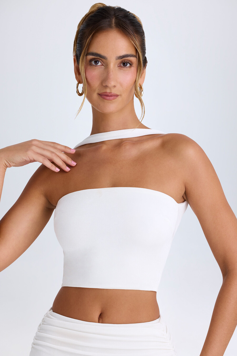 bijeli bandeau top s choker detaljem