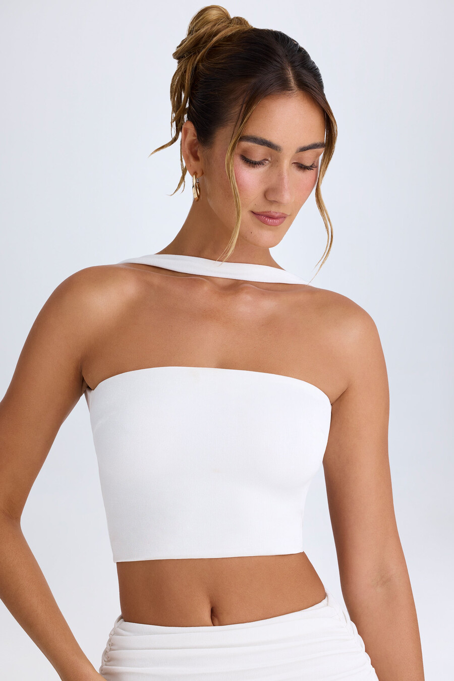 bijeli bandeau top s choker detaljem
