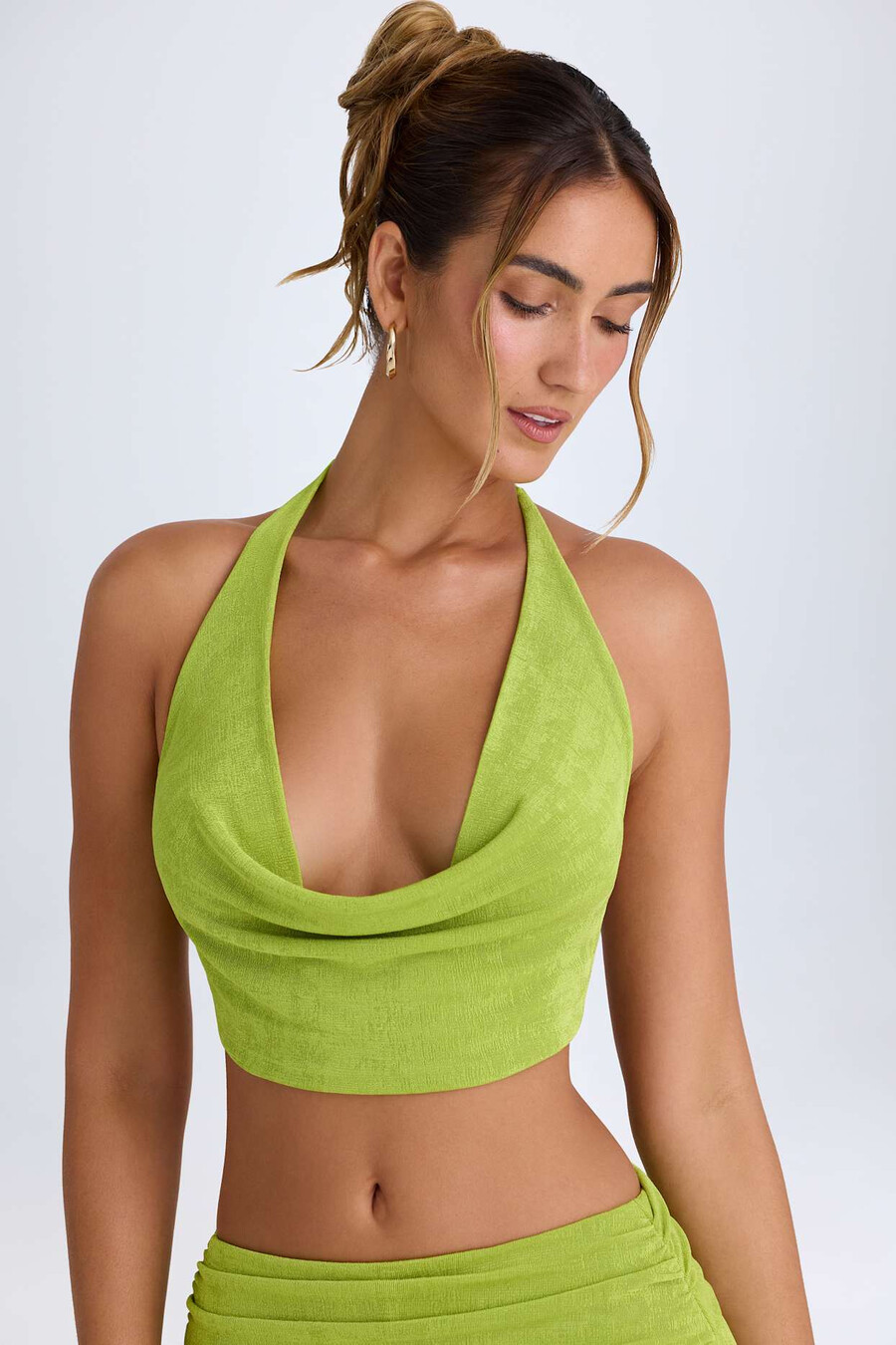 crop top s ovratnikom i kapuljačom sprijeda u kruškasto zelenoj boji