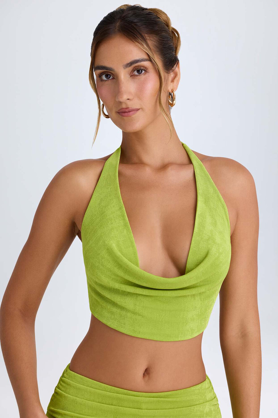 crop top s ovratnikom i kapuljačom sprijeda u kruškasto zelenoj boji