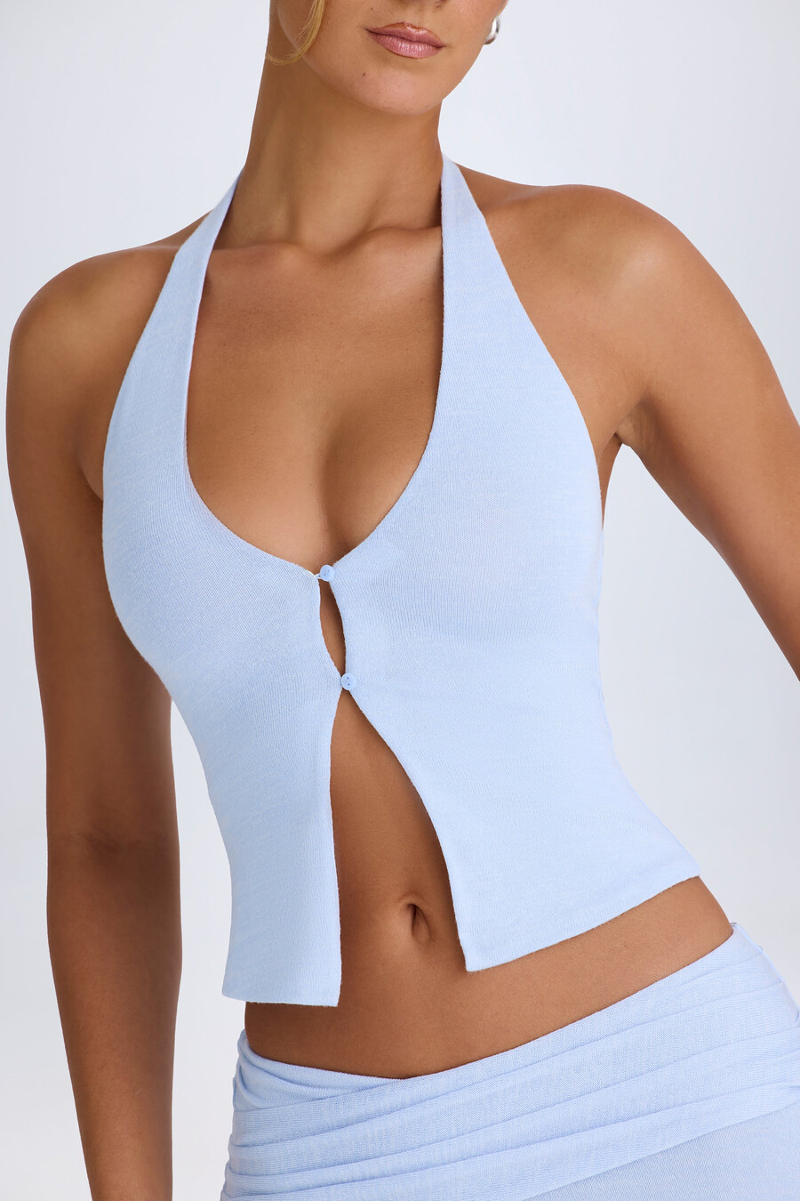 top s otvorenim ovratnikom u boji periwinkle plave