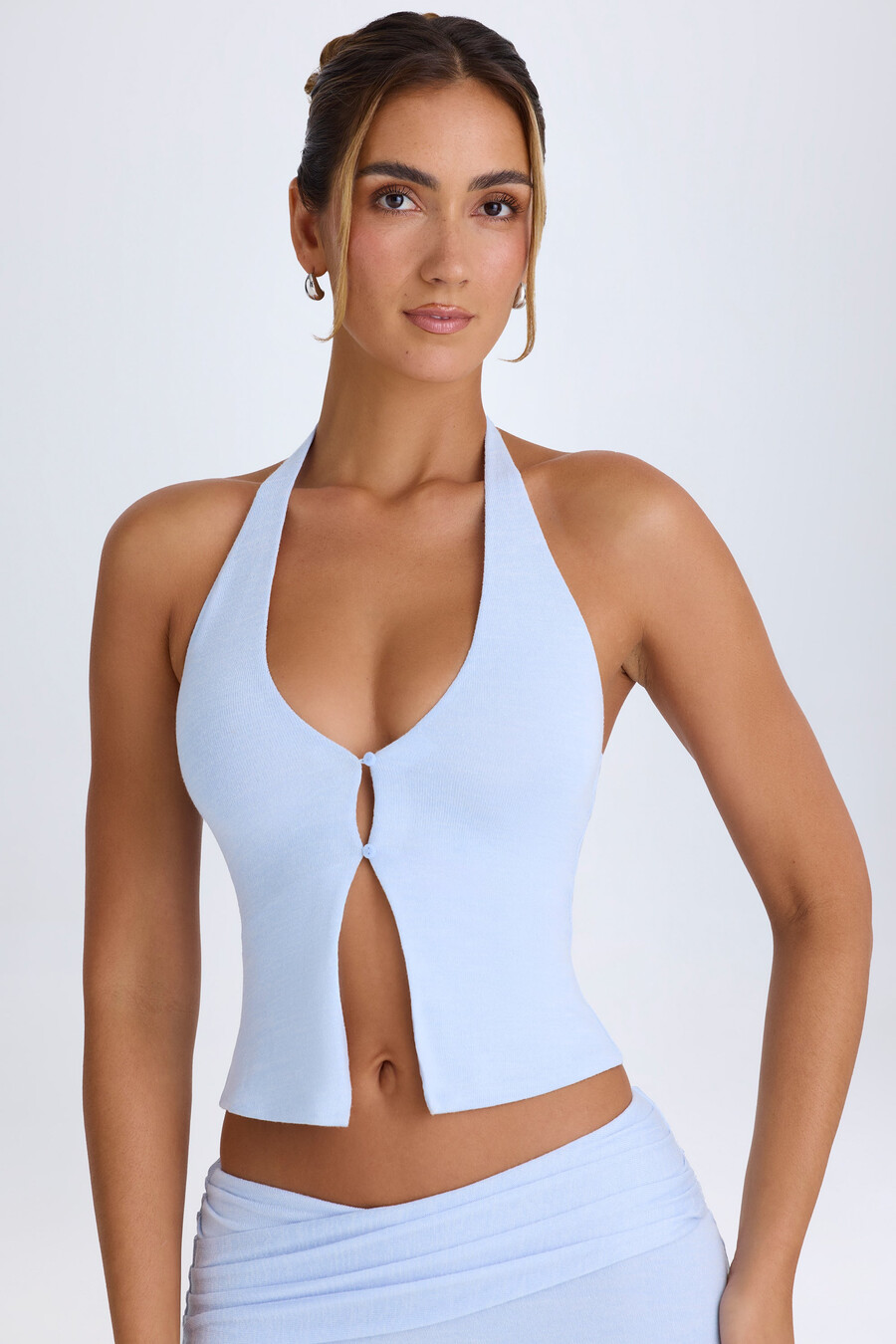top s otvorenim ovratnikom u boji periwinkle plave