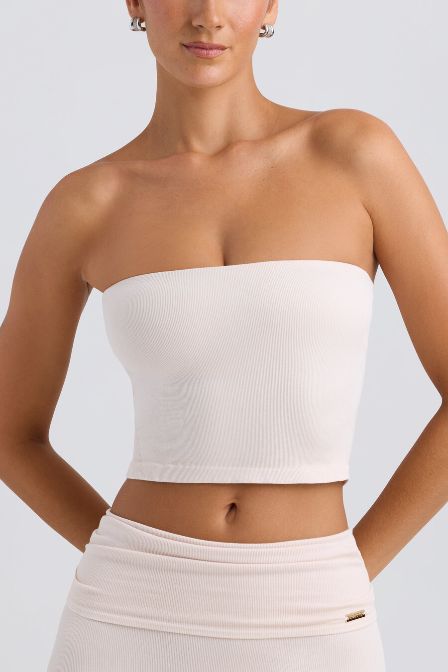 bandeau crop top u ispranoj krem boji