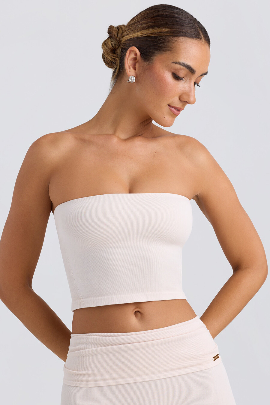 bandeau crop top u ispranoj krem boji
