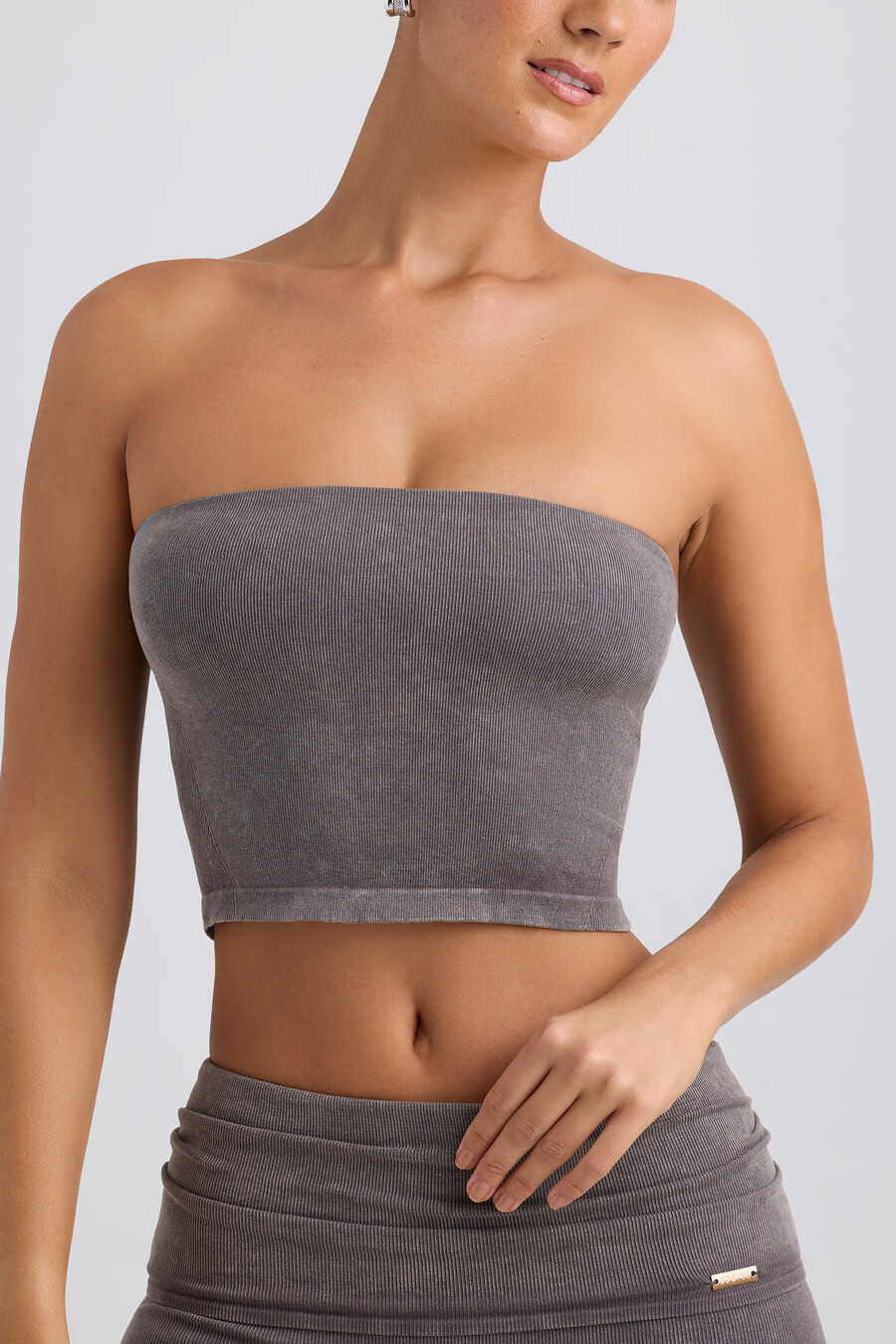 bandeau crop top u boji ispranog ugljena